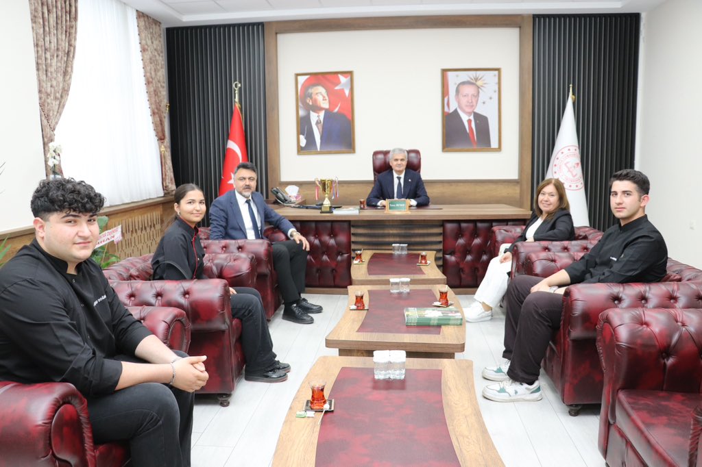 kmarasilmem's tweet photo. İl Millî Eğitim Müdürümüz Turan Akpınar, Uluslararası Gastronomi Yarışmasında derece elde eden MADO Akdeniz Turizm Mesleki ve Teknik Anadolu Lisesi öğrencileri ve öğretmenlerini makamında misafir etti. https://t.co/l49QbPWpyX