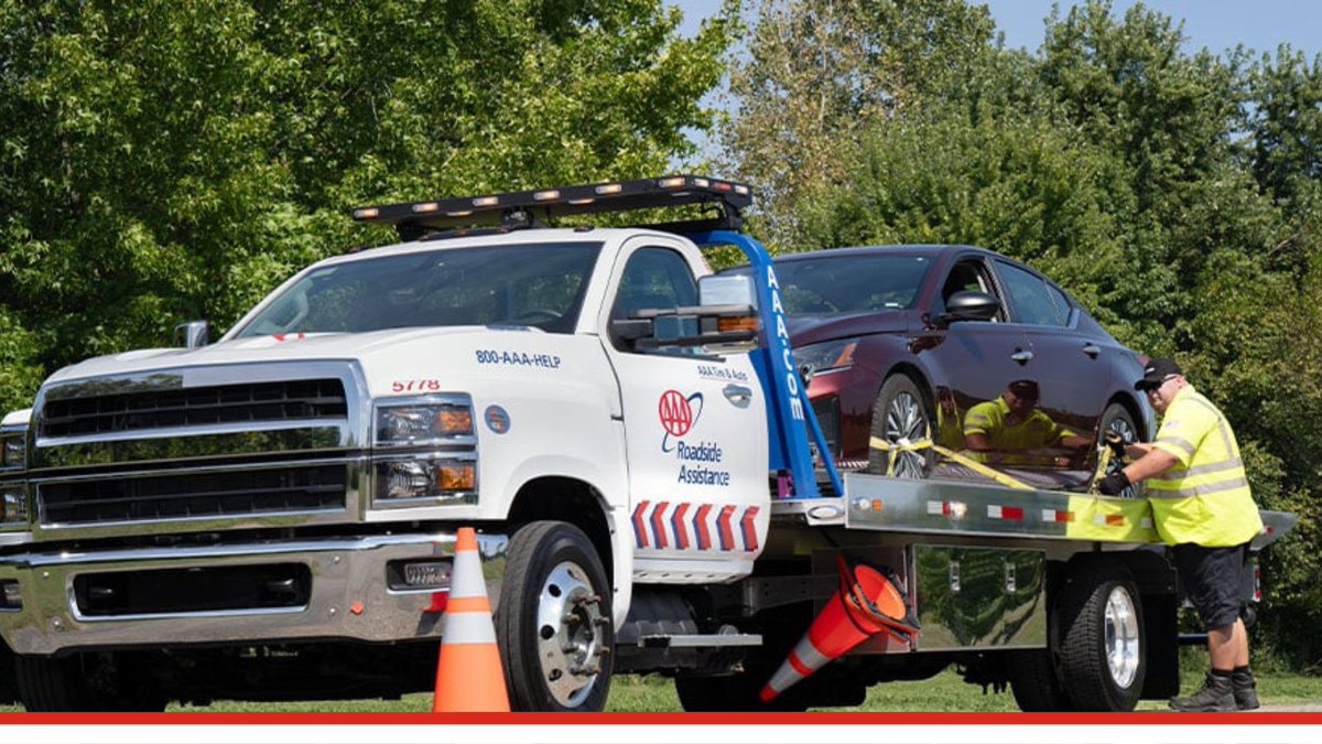 AAAKansasNews's tweet photo. Flashing lights ahead? That’s your cue.
Slow down and move over to help protect roadside workers and emergency crews.
#MoveOverMonday #SDMO https://t.co/2HZZmS9Hss