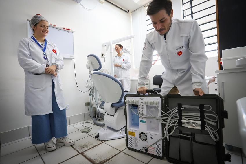 saudepoa's tweet photo. 😍🦷 Em Porto Alegre, pessoas com dificuldade de locomoção recebem atendimento em consultórios odontológicos móveis, nos quais podem ser feitas restaurações temporárias e definitivas, remoção de tártaro e extrações dentárias.

⏩ Saiba mais: https://t.co/l35IXin9Ls https://t.co/YENYRRWvJi