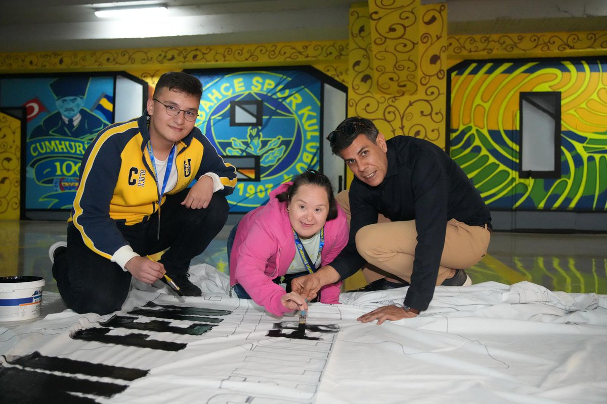 1907unifeb's tweet photo. #ÜnifebCares projeleri kapsamında 1907 ÜNİFEB olarak Engelliler Haftası'nda kulübümüzün yürüttüğü sosyal sorumluluk projesinde misafirlerimizle Fenerbahçe Müzesi'ni gezerek stat turu gerçekleştirdik, ardından ambulans pankartını hep birlikte boyayarak anlamlı bir güne imza attık.

Birlikte üretmenin, paylaşmanın ve aynı sevgi etrafında kenetlenmenin mutluluğunu yaşadığımız bu özel etkinlikte, sporun birleştirici gücünü bir kez daha hissettik.
10-16 Mayıs Engelliler Haftası Kutlu Olsun!