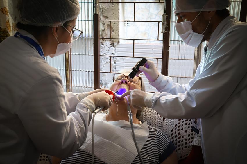 saudepoa's tweet photo. 😍🦷 Em Porto Alegre, pessoas com dificuldade de locomoção recebem atendimento em consultórios odontológicos móveis, nos quais podem ser feitas restaurações temporárias e definitivas, remoção de tártaro e extrações dentárias.

⏩ Saiba mais: https://t.co/l35IXin9Ls https://t.co/YENYRRWvJi
