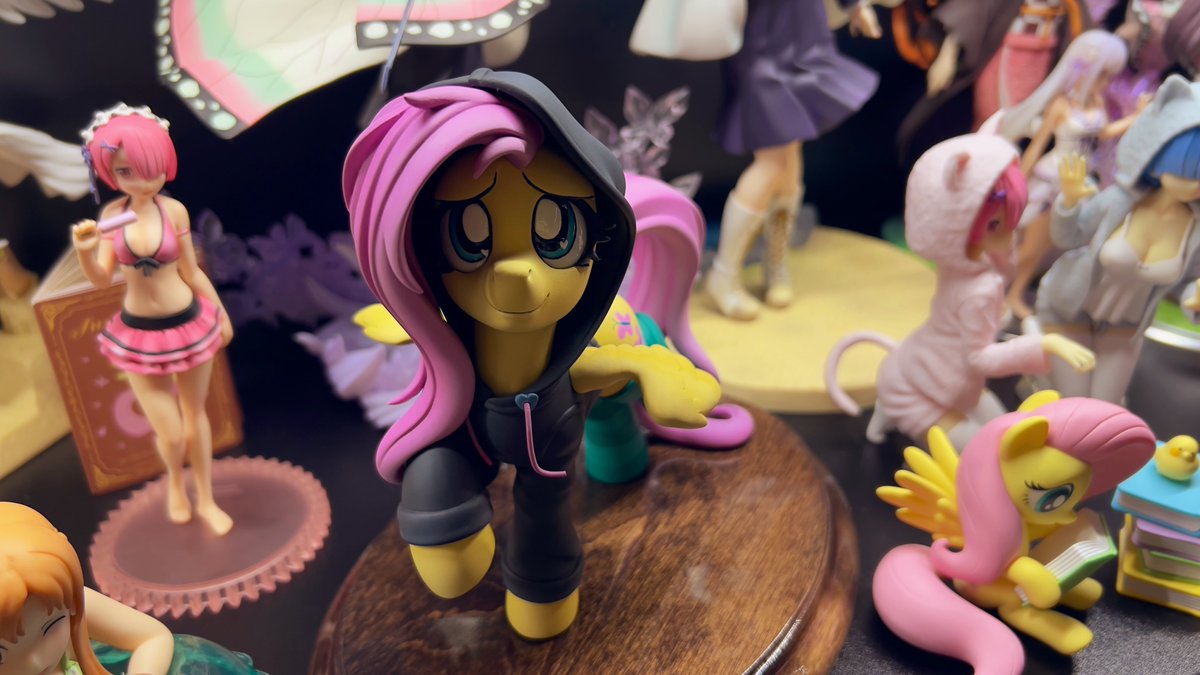 Its_NatureShy's tweet photo. @shuxer59 It’s so good to see them going out to people’s homes.
The original is safe and sound in one of my figure shelves. :D https://t.co/HNNuhPfhBk
