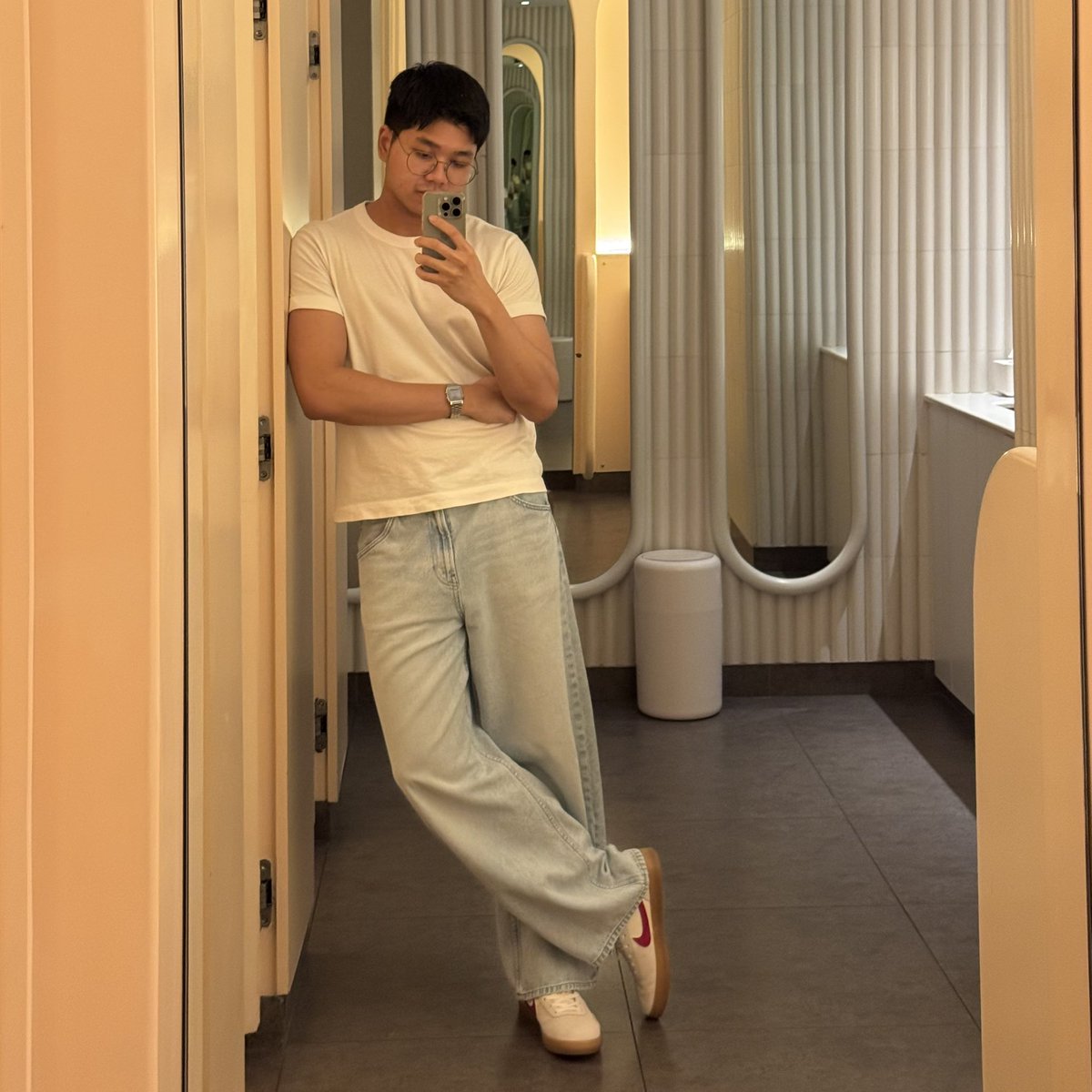 nrtsdump's tweet photo. me: ทำไมกรุงเทพมันร้อนจังวะ
also me: ใส่เกงยีนส์ขายาว... https://t.co/5EIsdQk3Qa