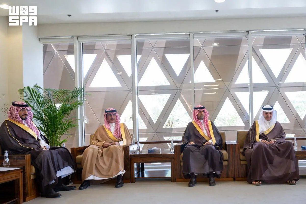 rkn1199's tweet photo. محافظ الدرعية الامير راكان بن سلمان يستقبل وفدًا من أسرة العثمان. https://t.co/2QTIIbPk3T