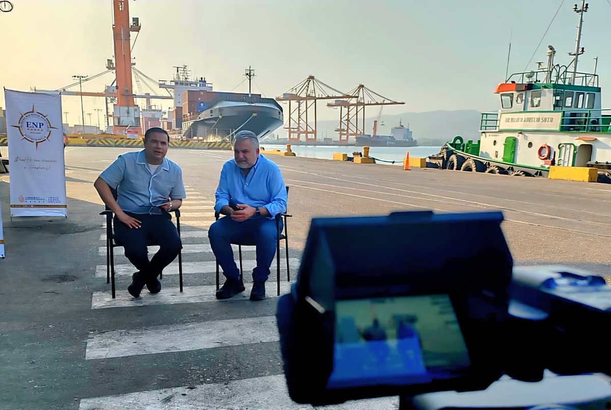 TNH2026's tweet photo. ¡Ya estamos al aire! 🚨
Sintoniza ahora mismo el foro Agenda Nacional por la señal de #TNH.
Hoy conversamos con Yaudeth Burbara, ministro para el Desarrollo del Sector Logístico y gerente de la @enp_hn 🇭🇳⚓
¡No te lo pierdas!
#HondurasVamosAEstarBien #ENP #Puerto https://t.co/wNV5CyBLOD