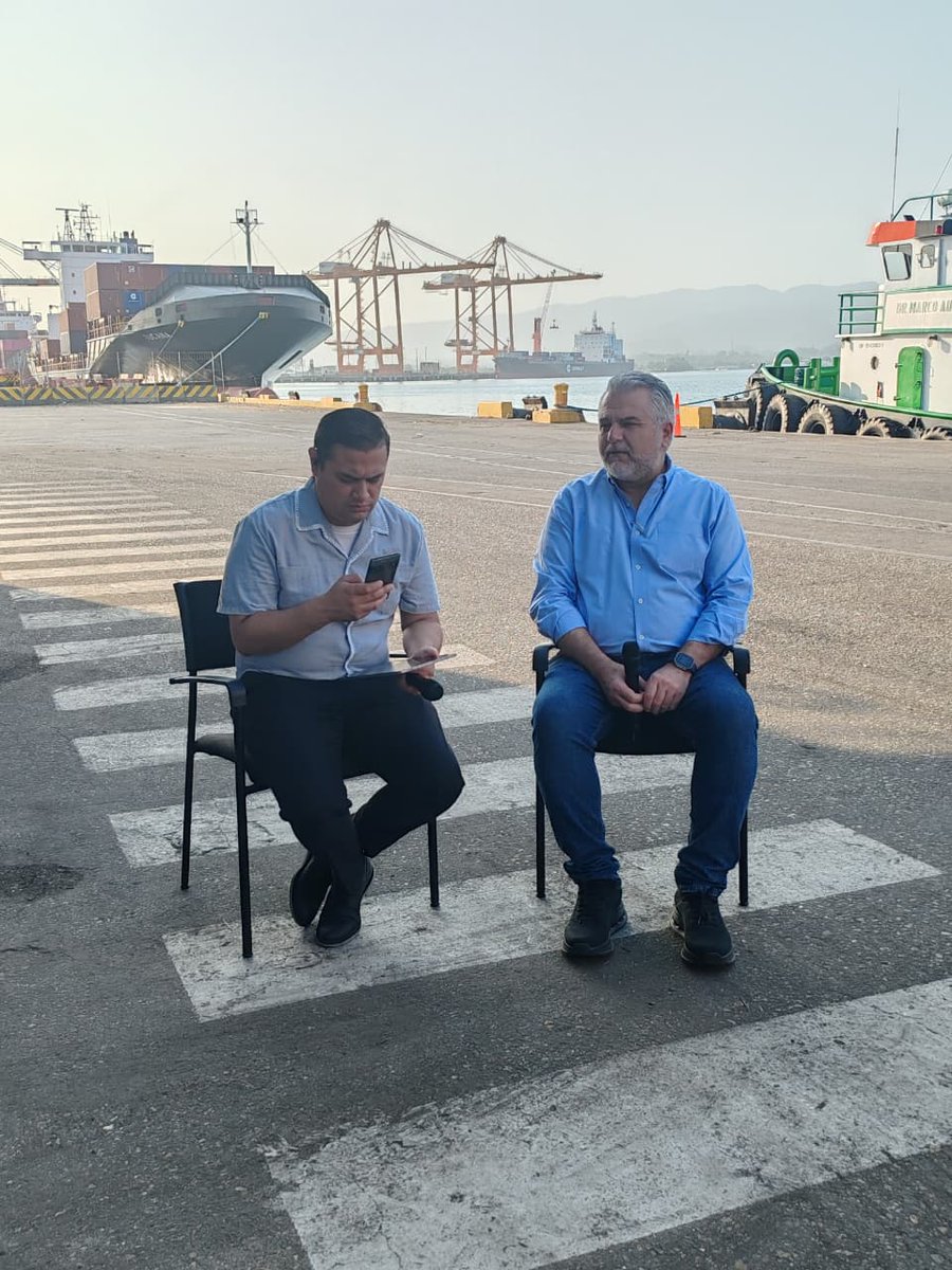 TNH2026's tweet photo. ¡Ya estamos al aire! 🚨
Sintoniza ahora mismo el foro Agenda Nacional por la señal de #TNH.
Hoy conversamos con Yaudeth Burbara, ministro para el Desarrollo del Sector Logístico y gerente de la @enp_hn 🇭🇳⚓
¡No te lo pierdas!
#HondurasVamosAEstarBien #ENP #Puerto https://t.co/wNV5CyBLOD