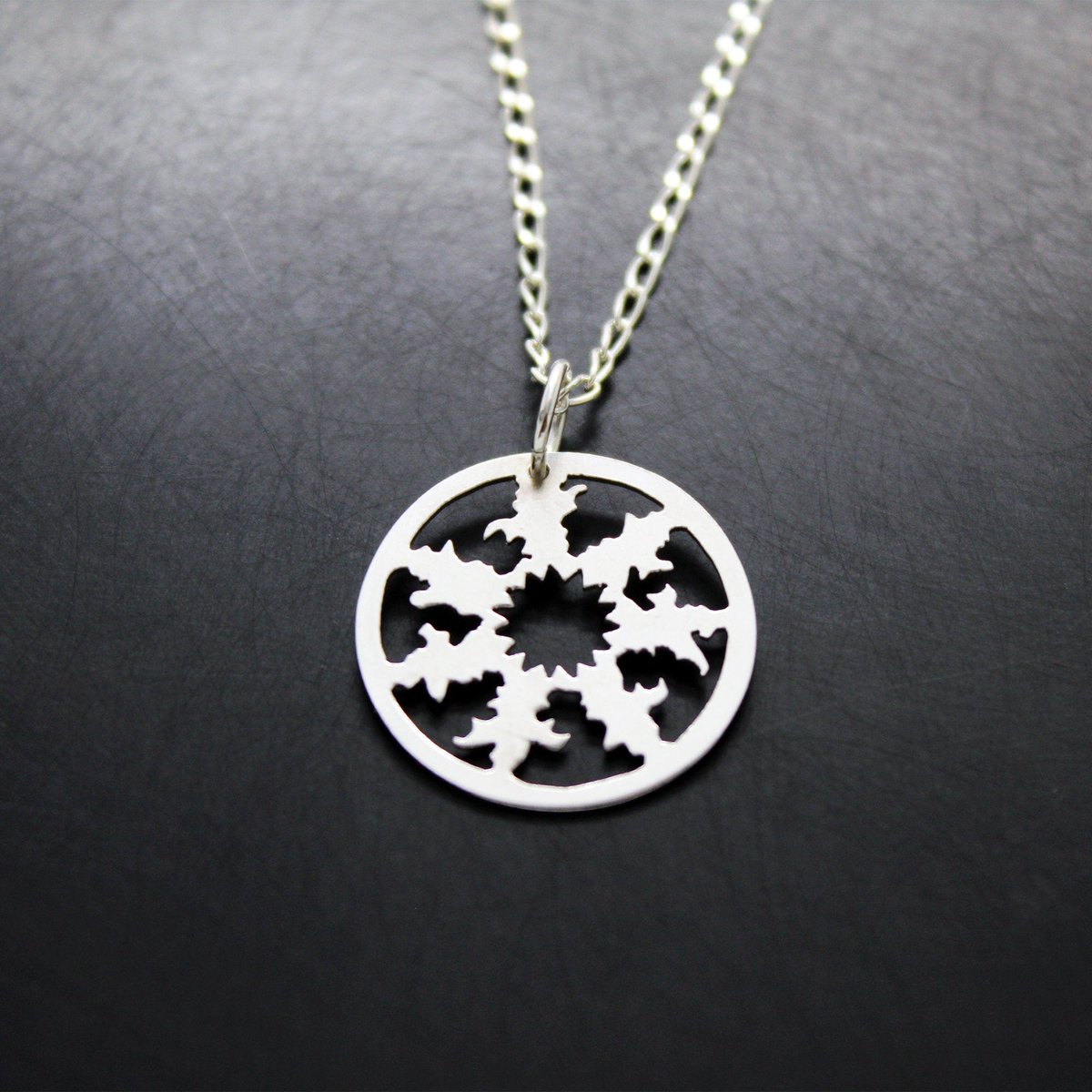 Plataica's tweet photo. Un colgante único para un regalo especial, #colgante #eguzkilore o "flor del sol" 🌞 calado en plata 925 (pequeño)
👉 https://t.co/jVmaY3d8nV
#plata925 #joyeríaartesanal #hechoamano #envíogratis #Silverleaf #EuskalHerria #necklace https://t.co/FHQXhaDygA