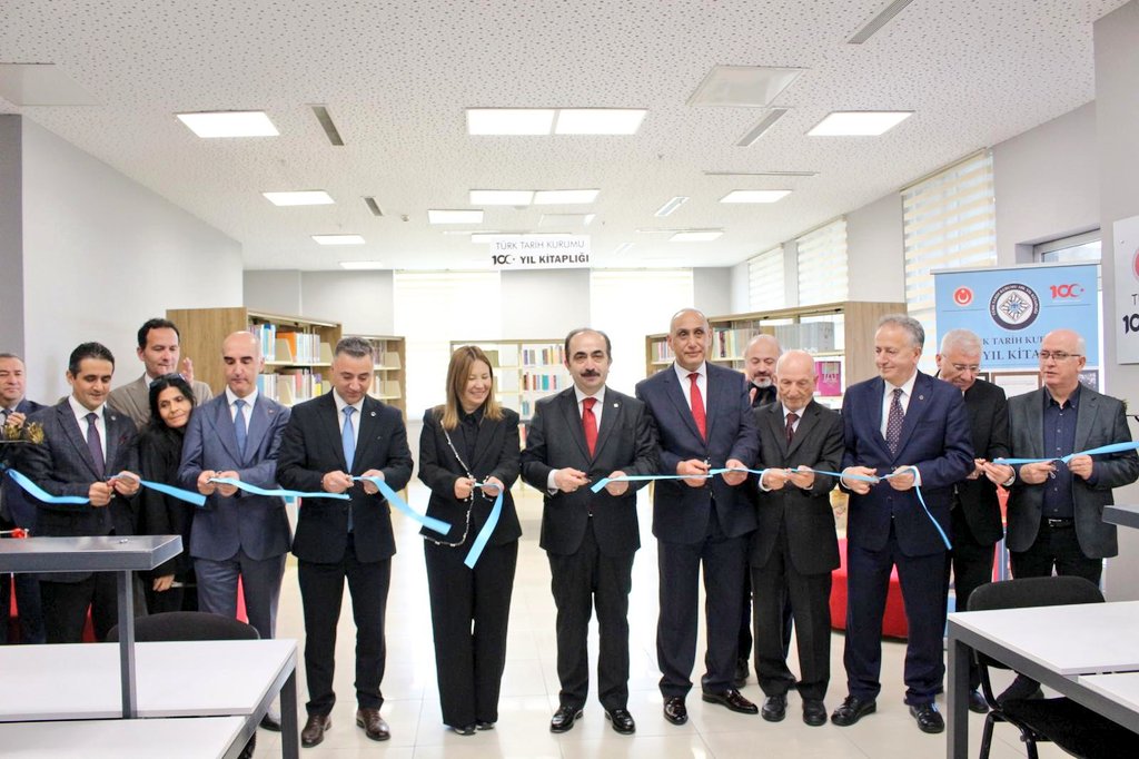 ttkgovtr's tweet photo. Kurumumuzun Cumhuriyet’in 100’üncü yıl dönümü anısına yurt genelindeki üniversitelerde hayata geçirdiği Türk Tarih Kurumu Yüzüncü Yıl Kitaplıklarının 35'incisi Ondokuz Mayıs Üniversitesinde açıldı. 

Türk Tarih Kurumu Başkanı Prof. Dr. Yüksel Özgen ve Ondokuz Mayıs Üniversitesi Rektörü Prof. Dr. Sn. Fatma Aydın'ın açış konuşmalarını yaptığı programa kütüphaneciler,  akademisyenler ve öğrenciler katıldı.

#TTK100YılKitaplıgı
