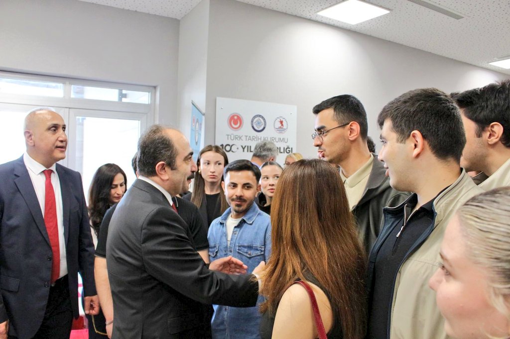 ttkgovtr's tweet photo. Kurumumuzun Cumhuriyet’in 100’üncü yıl dönümü anısına yurt genelindeki üniversitelerde hayata geçirdiği Türk Tarih Kurumu Yüzüncü Yıl Kitaplıklarının 35'incisi Ondokuz Mayıs Üniversitesinde açıldı. 

Türk Tarih Kurumu Başkanı Prof. Dr. Yüksel Özgen ve Ondokuz Mayıs Üniversitesi Rektörü Prof. Dr. Sn. Fatma Aydın'ın açış konuşmalarını yaptığı programa kütüphaneciler,  akademisyenler ve öğrenciler katıldı.

#TTK100YılKitaplıgı