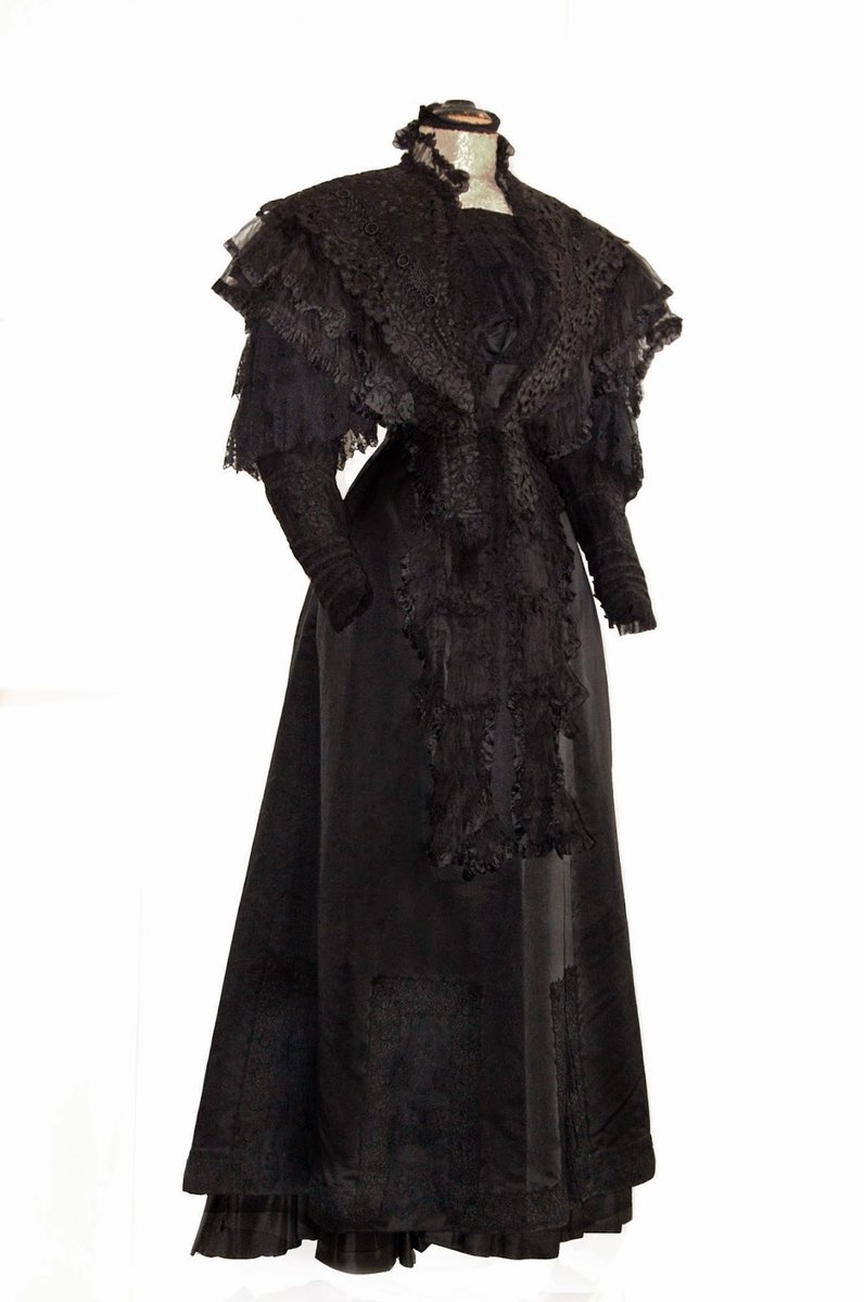wikivictorian's tweet photo. Mourning dress, 1895-1901. Estate of Simone Valsecchi. https://t.co/47PHElZxc4