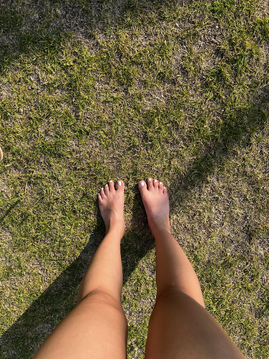 RealSweetFeet2's tweet photo. Good morning ☀️ starting the day barefoot… should I stay outside a little longer? 👣🤍

#FeetContent #FootContent #FeetLover #Barefoot #FootFetish #MorningVibes https://t.co/tpNhH9pjk3