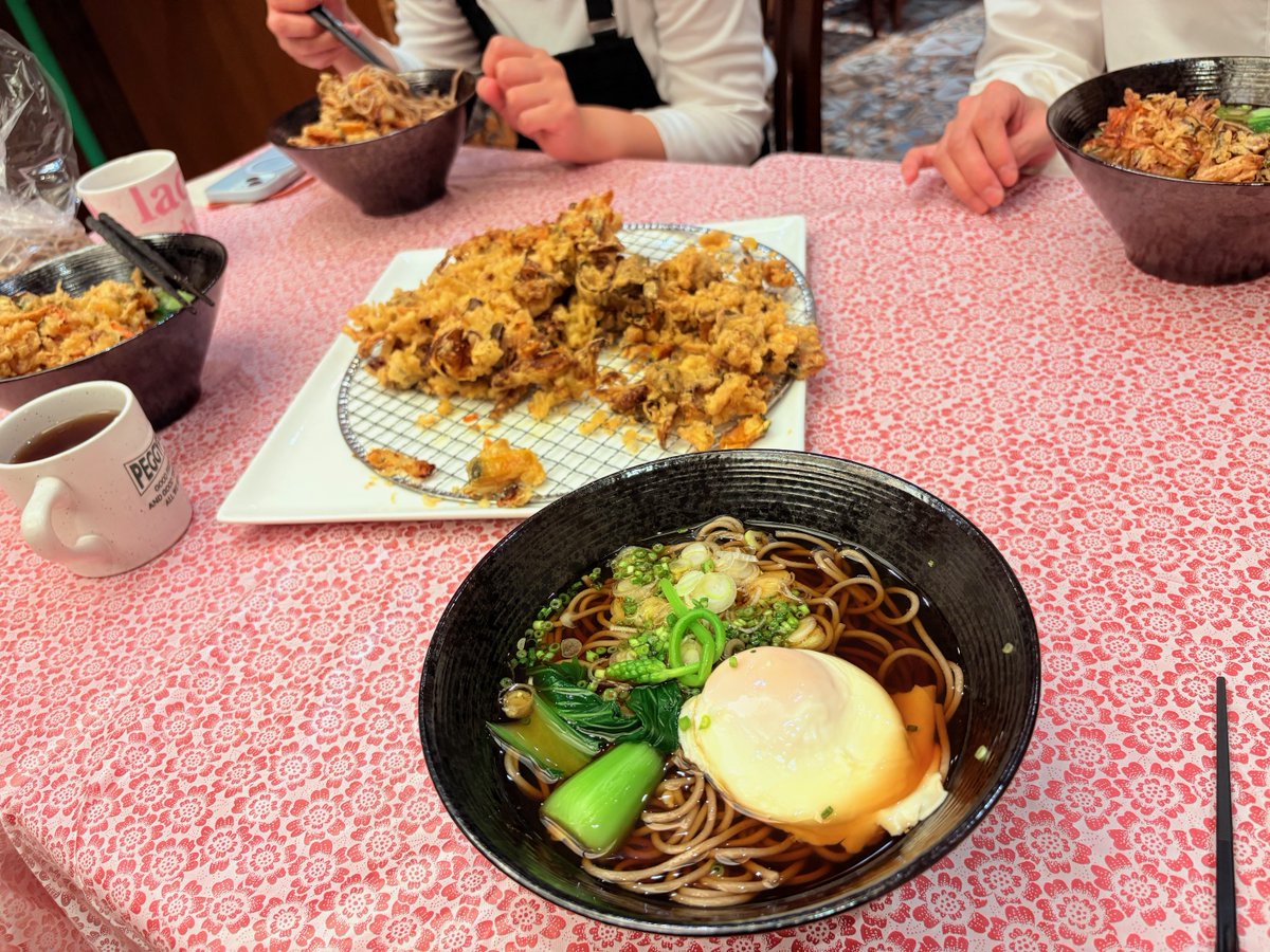 mari_chef's tweet photo. 今日月曜は定休日だけどお願いされて
喜んで頂けたようで何より(^_-)-☆
今日は連合会役員会と重なったため会議前に書類だけ届けて欠席(-_-;)
今週は食品衛生協会と連合会、県本部の総会が続くけど全て欠席(-_-;)
連合会は20年目にして初の欠席m(_ _)m
何だか色々重なる週だ(-_-;)
賄いは月見掻揚蕎麦 https://t.co/H3X5n20wVm