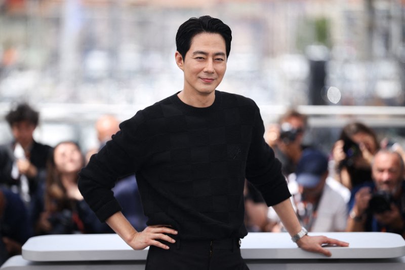 JoInSungPH's tweet photo. #ZoInSung, who attended the photo call at the Cannes Film Festival for #Hope, showed off his lovely charm with a heart pose. His sculpted visuals and chic styling in all black also stood out. https://t.co/t5Crd2mNq0