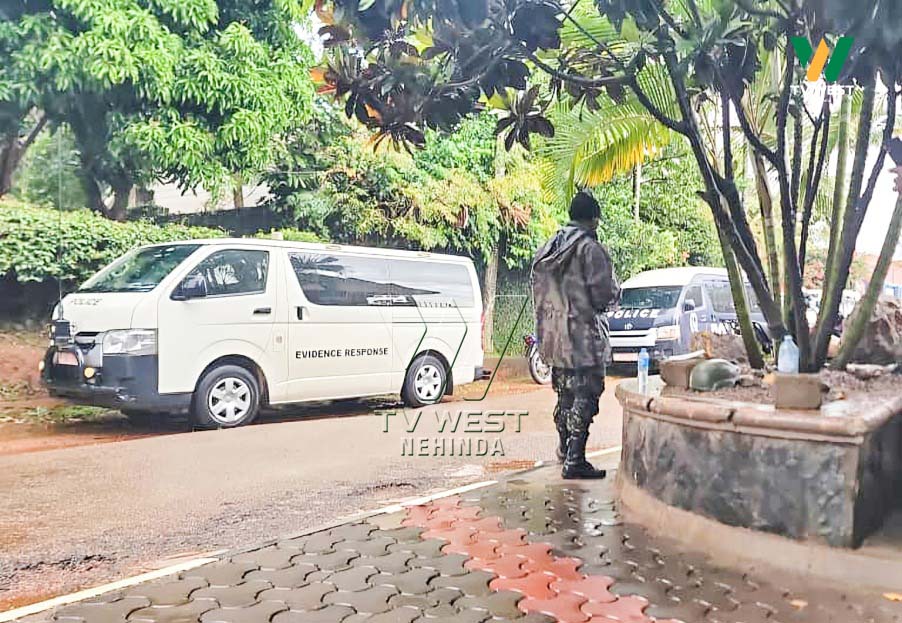 tvwestUG's tweet photo. #WestUpdates || KAMPALA

Amahe n'abacondooza ba poorisi kuruga Kibuli baafuuza amaka agandi aga Hon. Anita Among omuri Ntinda ahari Ntinda Avenue, Kampala. 

Nikigambwa ngu akaba naatuura aha, atakagiire omumaka ga Nakasero. https://t.co/F1CAsasn3U