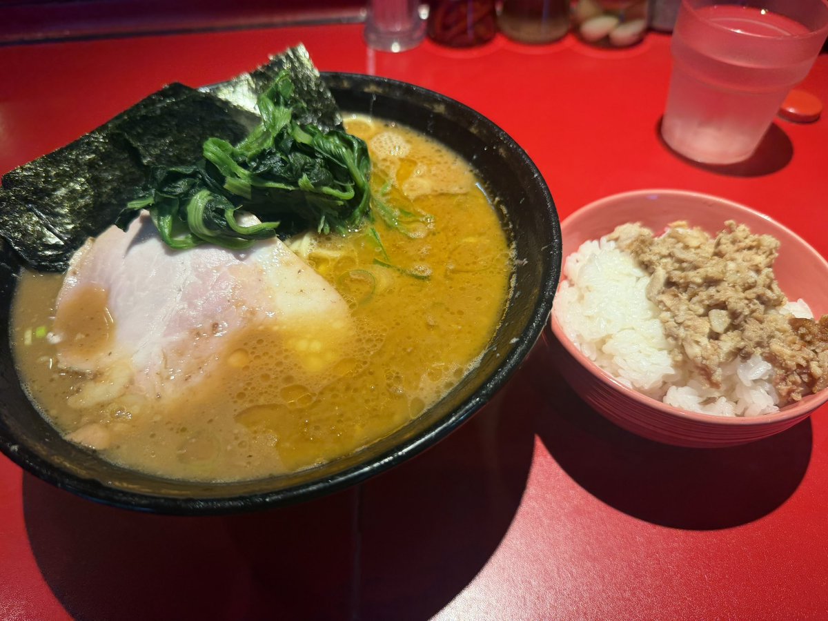 o__uma__'s tweet photo. 厚木家
ラーメン中盛り オール普通
チャーシューまぶし

安定の美味さ！！ https://t.co/9jWMXiuXo3