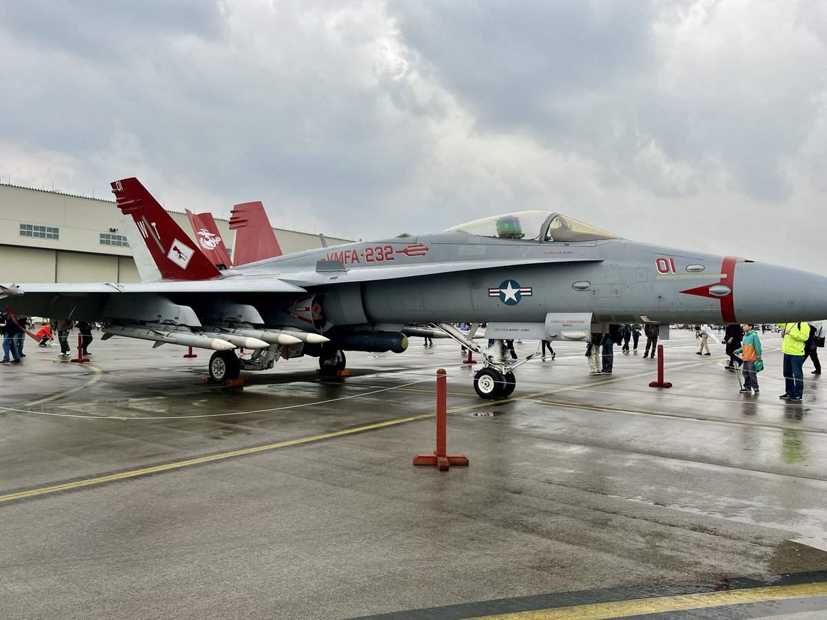 sakupon036's tweet photo. フレンドシップpic終わりと言いながら😅出す物無くて・・f18の日なのでレッドデビル👿の隊長機を💫

まだまだレガシーホーネットさん頑張って来てくださいね〜😁

2026/5/3/撮影

#f18の日 #岩国基地 #レッドデビル #レガシーホーネット #f18c https://t.co/64Gpae5IUG