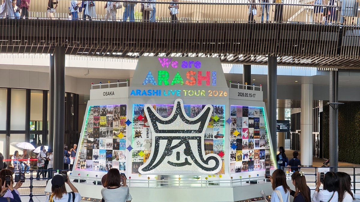 pntgn09's tweet photo. 昨日は嵐のコンサートでした🥹
休止中、ず〜っと待ち続けてたから、
5人揃って登場した瞬間、もう涙が…😭

歌って踊る嵐に、C&amp;Rとうちわで直接「ありがとう」を伝えられて、本当に幸せすぎた😌

手元の銀テープを見て、夢じゃなかったんよな〜ってなってる🥲
#WeareARASHI https://t.co/5oAhEFw1YA