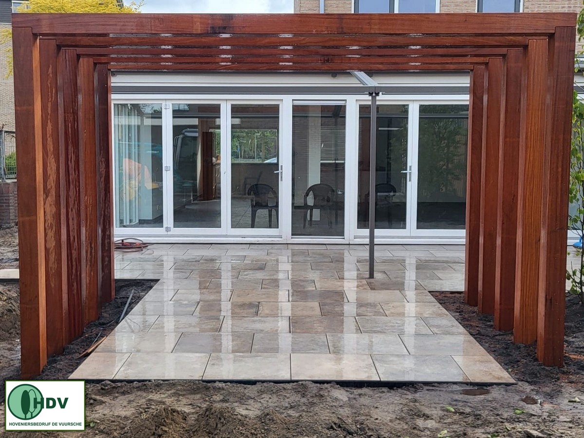 HenkHDV's tweet photo. Staat als een huis! Terraspergola gemaakt in Hoevelaken.

#hoveniersbedrijfdevuursche #terraspergola https://t.co/uKnJ4zUjll