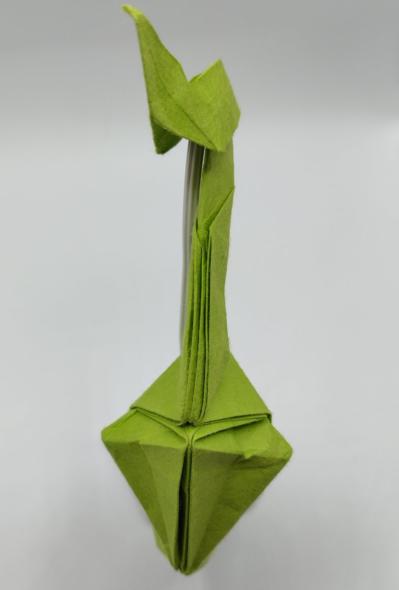 hira_origami's tweet photo. 新作です！ 

【オタマトーン】Otamatone 
2026.04.xx 創作・制作
不切正方形一枚折り 

 明和電機さんの電子楽器、オタマトーンを折り紙で折りました。あたまの部分の立体も22.5度系で表現しています。 シッポスイッチが短いので、オタマトーンメロディに形状が近いかもしれません。
#折り紙作品 https://t.co/fqO8hLiYlK