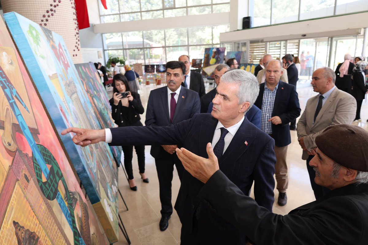 kmarasilmem's tweet photo. 🎨 “KahramanmarAŞK” Konulu Sanat Sergisi Açıldı

Onikişubat Suzan ve Abdülhakim Bilgili Halk Eğitimi Merkezi tarafından düzenlenen “KahramanmarAŞK” konulu sanat sergisi, İl Millî Eğitim Müdürümüz Turan AKPINAR ve il-ilçe yöneticilerimizin katılımıyla açıldı.

Resim, fotoğraf ve geleneksel Türk İslam sanatları alanlarında hazırlanan eserlerin yer aldığı sergi, 22 Mayıs 2026 tarihine kadar ziyaret edilebilecek. 📸🖌️