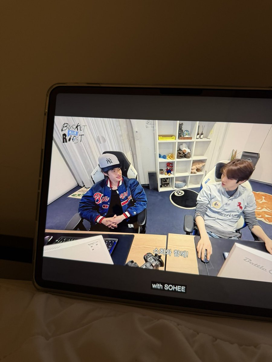 1bintheone's tweet photo. 종강 후 다 씻고 누워서 보는 자컨 넘 달다 🤤 https://t.co/IdIGKbJBhk
