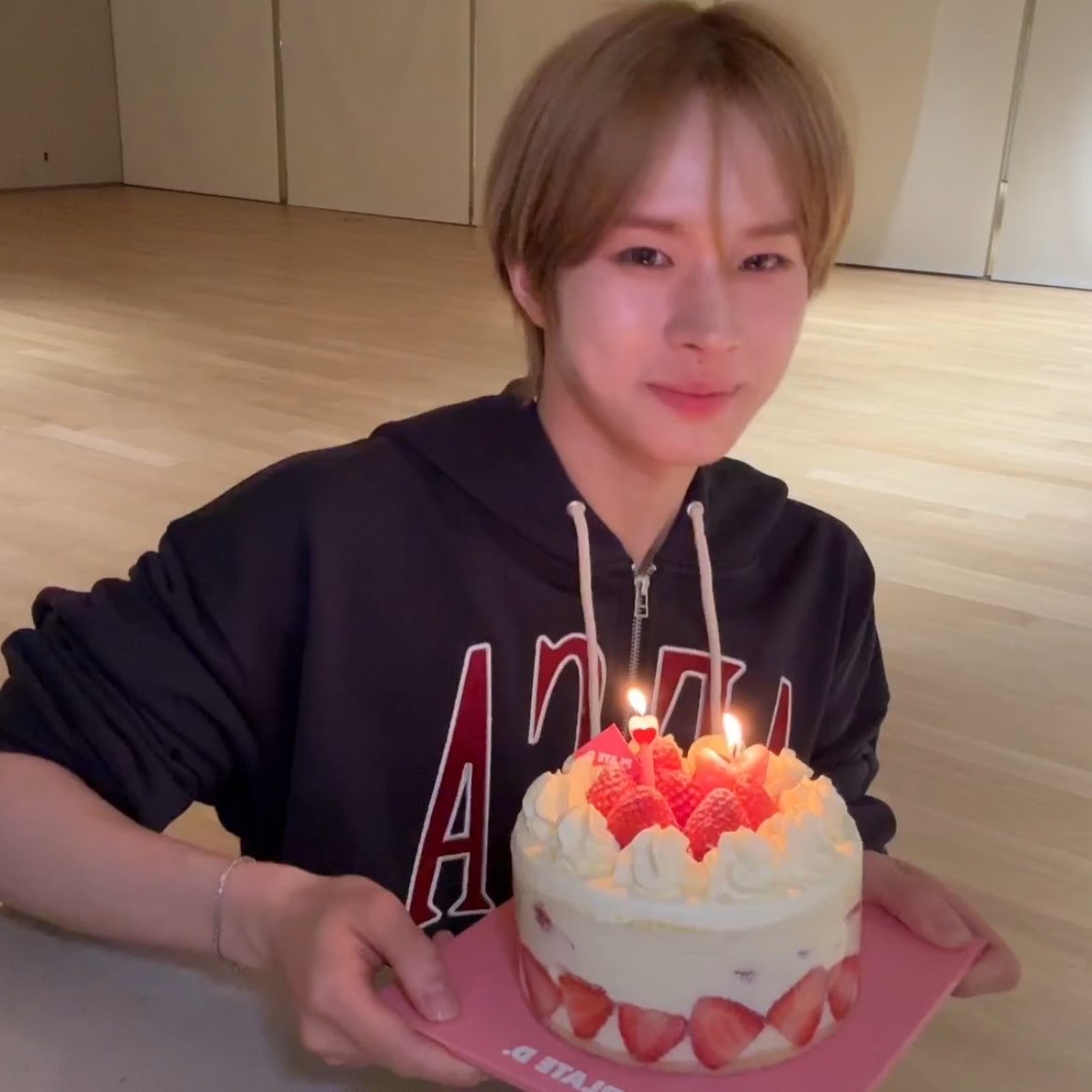 Zp6Ox's tweet photo. 顔もケーキも甘すぎるかわいいいい https://t.co/lfkMPgvrjT