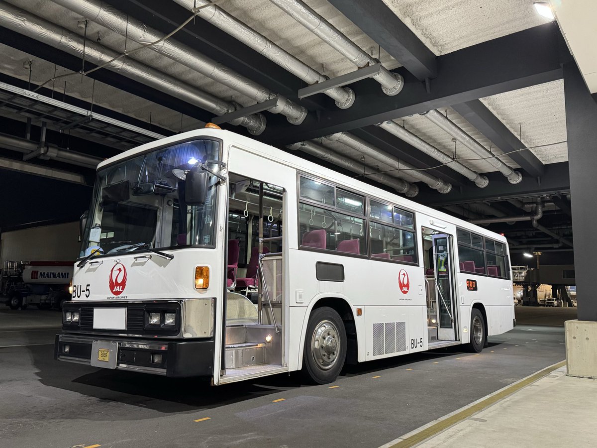 tataprivace's tweet photo. 伊丹空港に帰ってきたら
なんとランプバスが伊丹のヌシBU-5号車
90年製の西工車体が未だに現役なのランプバスとはいえ本当にすごい https://t.co/HkmWgl97gl