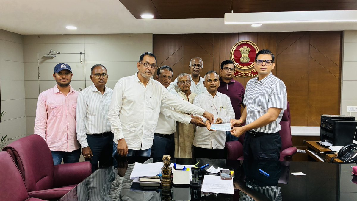 CollectorBK's tweet photo. કલેક્ટર શ્રી મિહિર પટેલ દ્વારા ગેરકાયદેસર કતલખાનેથી બચાવાયેલા પશુઓના ભરણપોષણ માટે  શ્રી રાજપુર પાંજરાપોળ, ડીસાને ગુજરાત પ્રાણી કલ્યાણ બોર્ડની ગ્રાન્ટમાંથી ₹૨૦,૦૦,૨૫૦/- નો ચેક એનાયત કરવામા આવ્યો. @CMOGuj @InfoGujarat https://t.co/LDMWOSGvvD