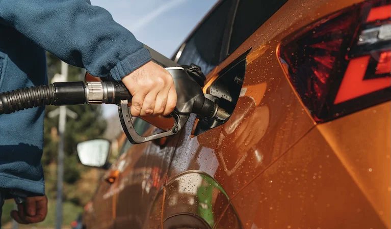 Loans_2_Go's tweet photo. UK Fuel and #petrol costs have surged recently, so we've put together 5 ways to ease the pressure and save money on the cost of #fuel...
https://t.co/GhcT8ppXr4 #petrolprices https://t.co/LpmtPdmjIn
