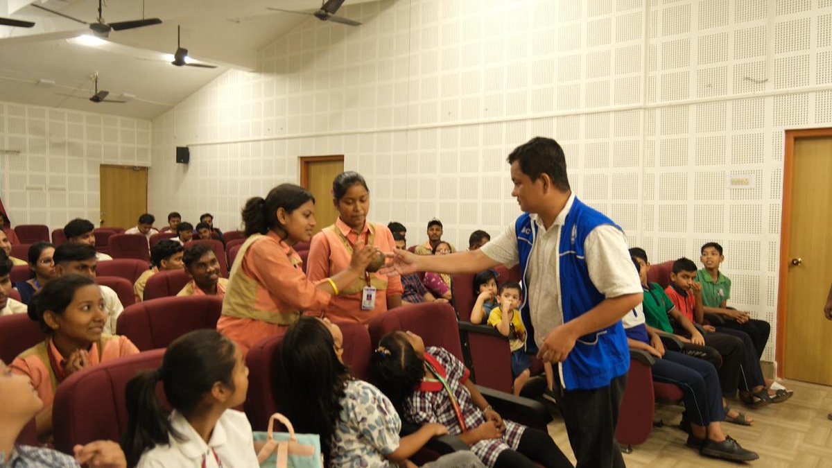 FunScienceDkl's tweet photo. @FunScienceDkl, a unit of @ncsmgoi, @MinOfCultureGoI commemorated International Museum Day-2026 today by organising varied educational activities viz. Display of Unique Collections, Science Shows, Quiz, Science Workshop, Exposition of MSE Bus, Sky Observation Programme etc. https://t.co/lOhBYCshgt