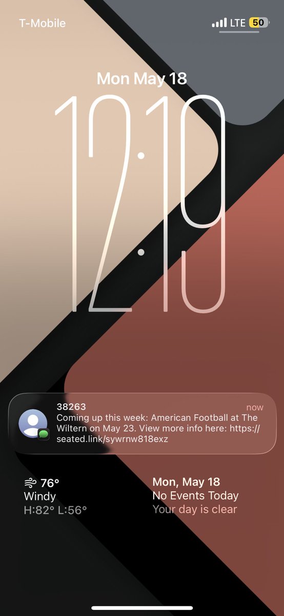 aaronxcore's tweet photo. Oh trust me phone, I know. 😁

cc: @americfootball, @wiltern https://t.co/NtjAjndHAU