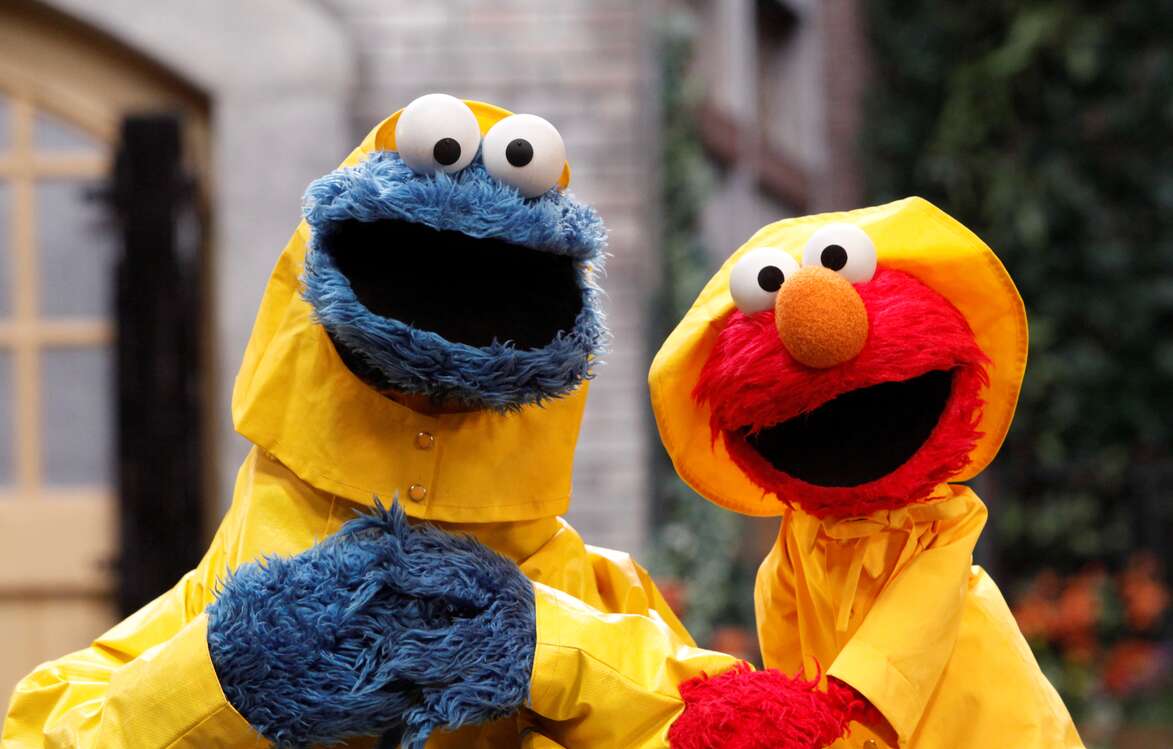 sesamejapan's tweet photo. 梅雨の季節☔️ エルモとクッキーモンスターもレインコートで準備万端！みんなも雨の日をを楽しむ準備はできた？ https://t.co/MAWATHIzuK