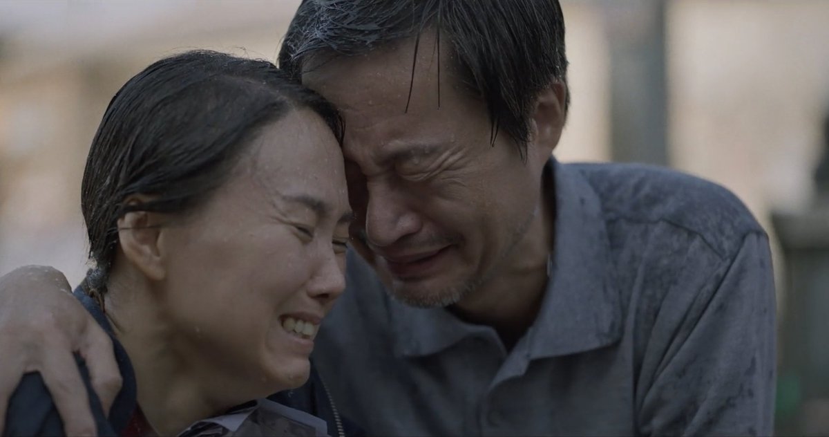 rulockva's tweet photo. "we're her parents, after all. please, find her."

they're actually prepared for anything: their child is alive or dead. they just want to find her, and keep searching even when ppl don't care. while the bastard cops become "criminals" themselves.

#TheScarecrow #TheScarecrowEp9 https://t.co/cvaz1OkwXe