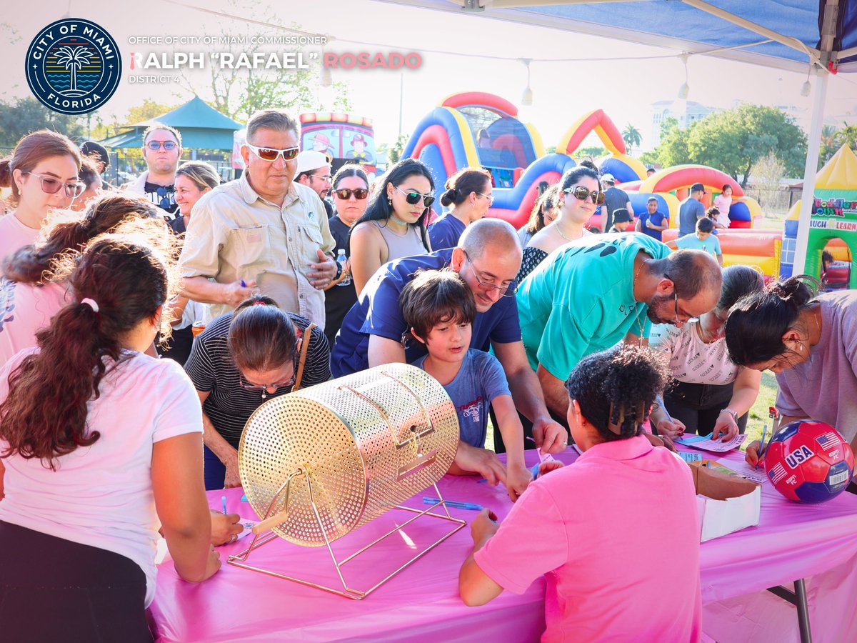 ralphrosado305's tweet photo. A great night for our community and our furry friends! 🐾
 
Thank you to everyone who came out to make our Movie Night such a success.
 
We are especially grateful to the @bradyhunterfoundation and @adoptmiamipets for partnering with us to bring this event to life and support animal wellness.
 
...
 
¡Una gran noche para nuestra comunidad y nuestros amigos de cuatro patas! 🐾
 
Gracias a todos los que nos acompañaron e hicieron de nuestra Noche de Cine todo un éxito.
 
Estamos especialmente agradecidos con @bradyhunterfoundation y @adoptmiamipets por colaborar con nosotros para hacer realidad este evento y apoyar el bienestar de las mascotas de Distrito 4.