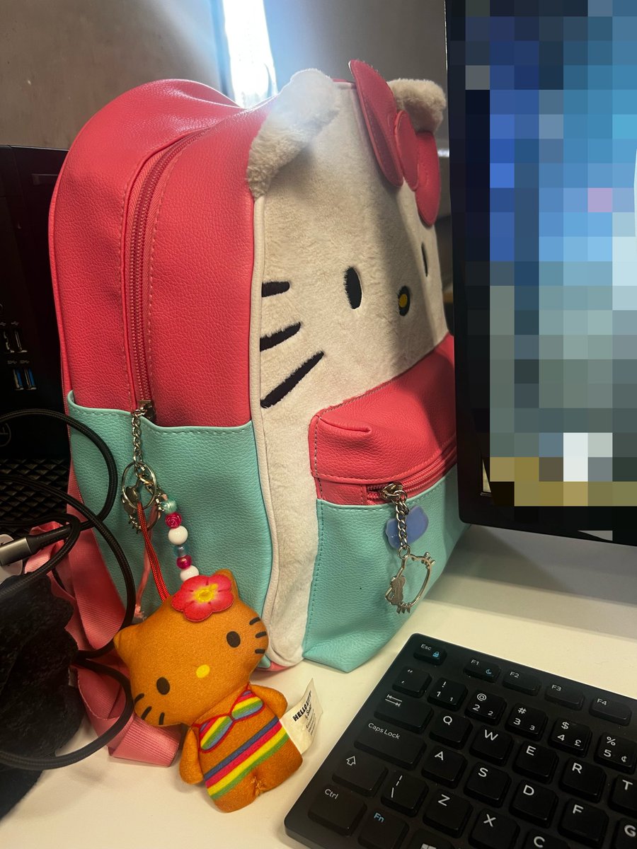 offdalav's tweet photo. Hello kitty https://t.co/ZqHnDu3sCO
