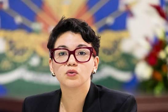 PresseInfos1's tweet photo. 🔴 Dominique Dupuy affirme qu’Haïti n’a pas besoin d’un « messie » pour sortir de la crise actuelle, mais d’une « masse critique » engagée dans un combat pour la dignité. Elle plaide aussi pour des élections afin de mettre fin aux transitions interminables. 🇭🇹
#PresseInfoHaiti https://t.co/EBJZjwZZO6