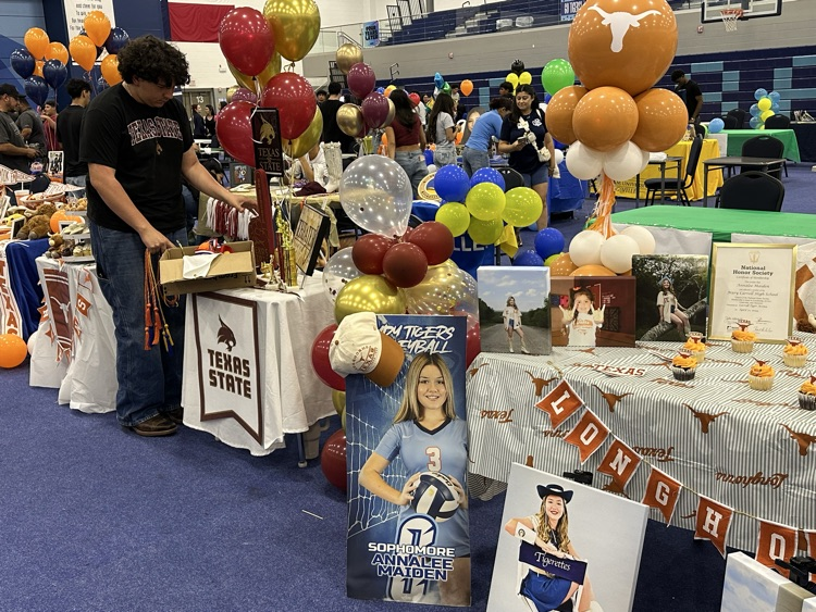 MaryCarrollHigh's tweet photo. ⏰ 15 MORE MINUTES… 👀🔥

The arena is set.

Class of 2026… it’s almost time to make it official. 💙🧡

#CarrollTigers #DecisionDay #ClassOf2026 #TPND https://t.co/TmZjCMzDq1