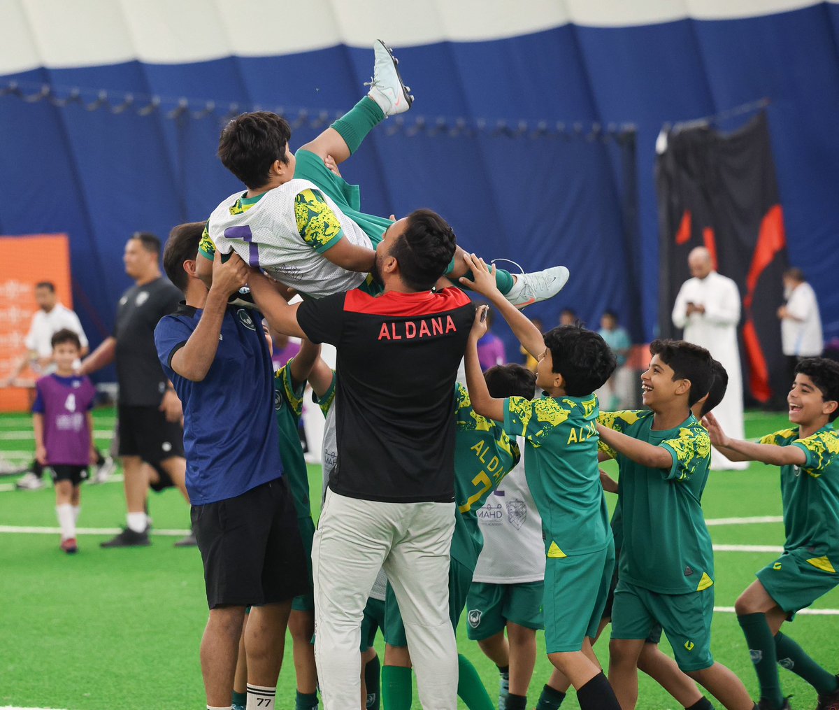 MahdAcademy's tweet photo. • +270 موهبة 👦🏻
• 32 فريق 🛡️
• الدمـام 📍

📸| يومنـا الثاني في بطولة مهد لاكتشاف مواهب كرة القدم في المناطق ⚽️

#أكاديمية_مهد | #أرض_الأبطال 🟣🟠 https://t.co/onVTqzzpxd