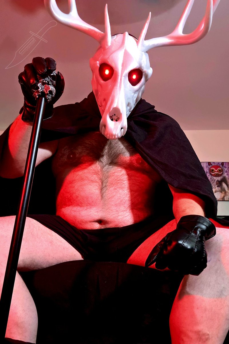 DaddyApollo93's tweet photo. Kneel at my feet and worship at my alter 🔪 https://t.co/ROk8qBlx3d
