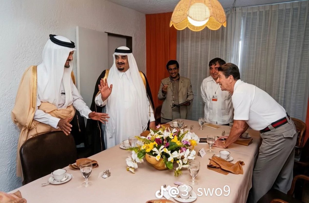 ii3snd's tweet photo. لقطة من زيارة الملك فهد بن عبدالعزيز رحمه الله إلى الولايات المتحدة عام 1985، ويظهر معه الأمير سعود الفيصل رحمه الله خلال لقاء مع الرئيس الأمريكي رونالد ريغان.

صورة توثّق جانبًا من الدبلوماسية السعودية في واحدة من أهم مراحل العلاقات السعودية الأمريكية 🇸🇦 🇺🇸 https://t.co/4iLfOqVpim