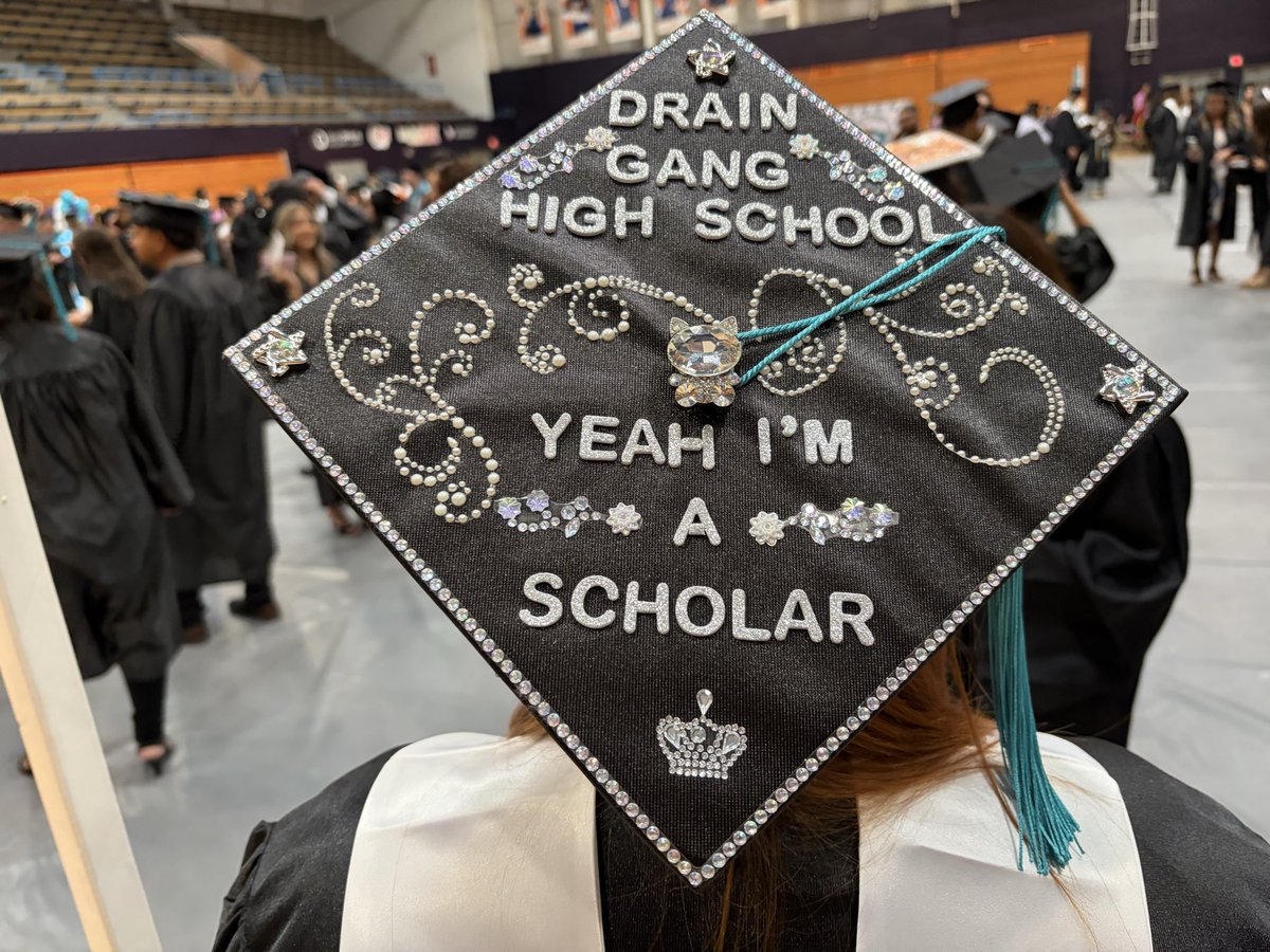EPCCNews's tweet photo. From anime icons to faith-filled messages and future teacher dreams, EPCC graduates are turning their caps into personal stories that celebrate who they are and how far they’ve come. ✨
Congratulations, Class of 2026! #EPCCPride #EPCCgradu https://t.co/i7C9IdGwg2