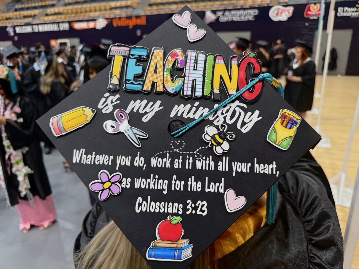 EPCCNews's tweet photo. From anime icons to faith-filled messages and future teacher dreams, EPCC graduates are turning their caps into personal stories that celebrate who they are and how far they’ve come. ✨
Congratulations, Class of 2026! #EPCCPride #EPCCgradu https://t.co/i7C9IdGwg2