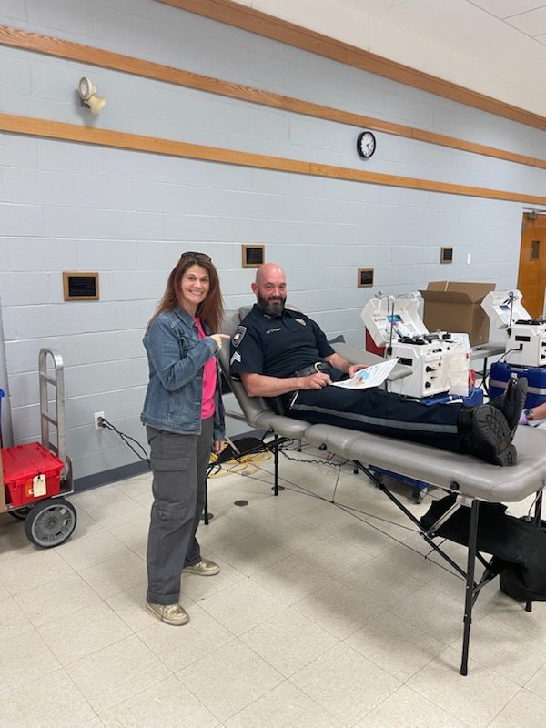NorthReadingCIT's tweet photo. Amy is reporting that drop-in spots are still available for the Red Cross Blood Drive at St. Theresa's for Save a Life Week! Thanks to Sgt. O'Leary for his donation and a shout out to volunteers Margaret and Heidi!

@NorthReadingPD https://t.co/u5DGRBy4Ur