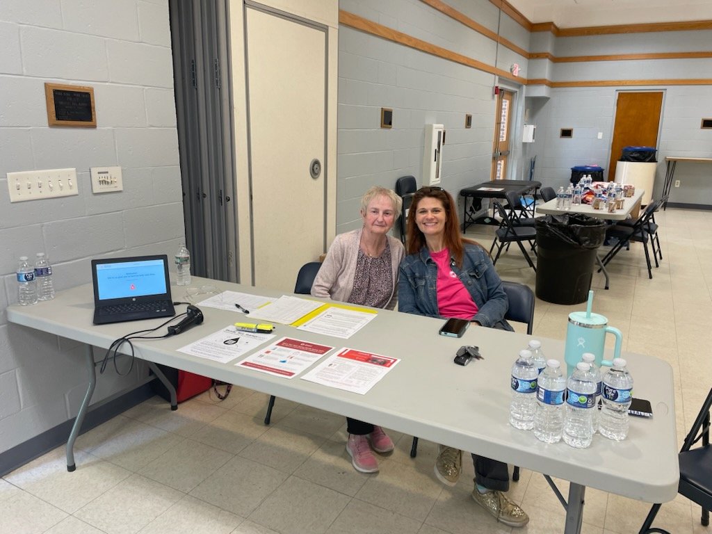 NorthReadingCIT's tweet photo. Amy is reporting that drop-in spots are still available for the Red Cross Blood Drive at St. Theresa's for Save a Life Week! Thanks to Sgt. O'Leary for his donation and a shout out to volunteers Margaret and Heidi!

@NorthReadingPD https://t.co/u5DGRBy4Ur