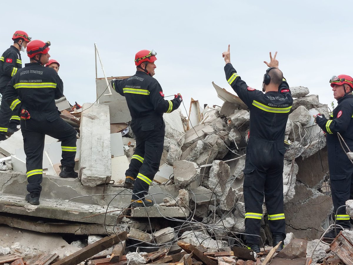 gis_france's tweet photo. Journée formation avec les #pompiers de @dusunbildergisi recherche de victimes ensevelies sous des décombres avec du matériel d’écoute, le syndrome de compression. La journée s’est terminée par le don d’1 vibraphone à nos amis turcs. #solidarité #Earthquakes #séisme @PompiersFR https://t.co/EU3xd7gACO