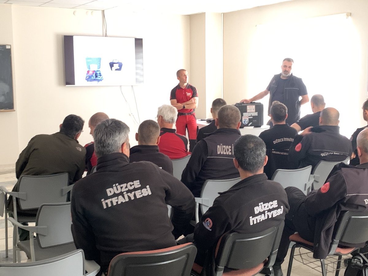 gis_france's tweet photo. Journée formation avec les #pompiers de @dusunbildergisi recherche de victimes ensevelies sous des décombres avec du matériel d’écoute, le syndrome de compression. La journée s’est terminée par le don d’1 vibraphone à nos amis turcs. #solidarité #Earthquakes #séisme @PompiersFR https://t.co/EU3xd7gACO