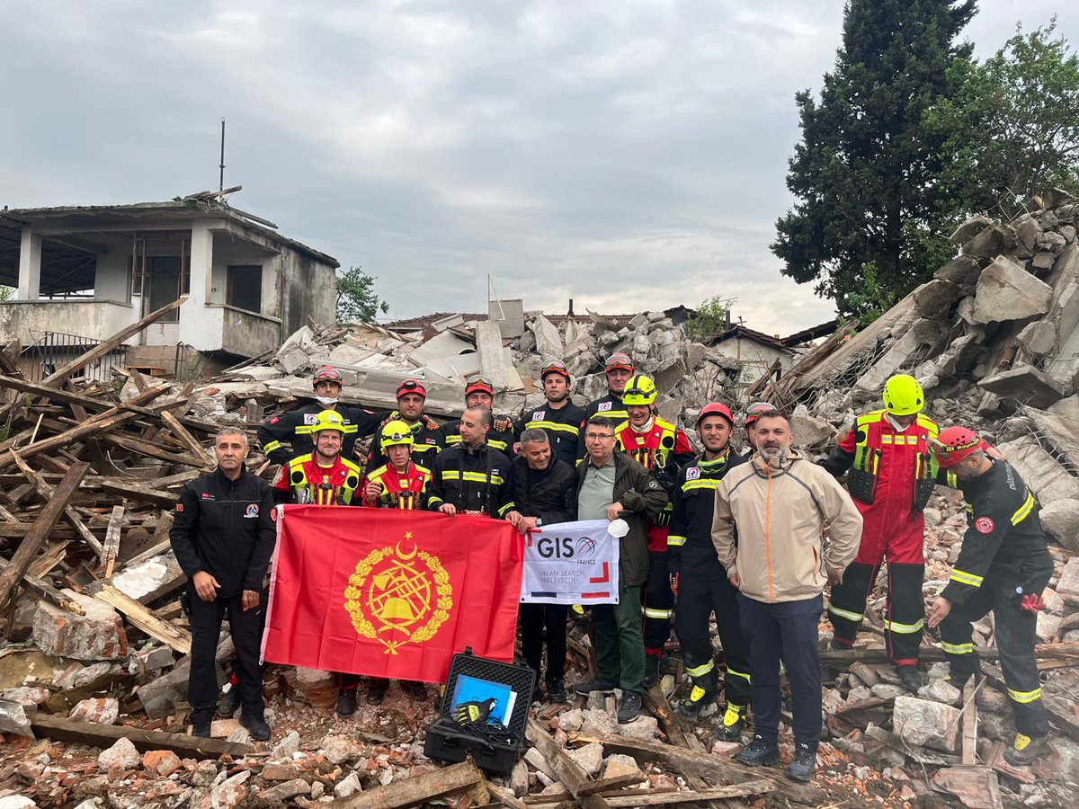 gis_france's tweet photo. Journée formation avec les #pompiers de @dusunbildergisi recherche de victimes ensevelies sous des décombres avec du matériel d’écoute, le syndrome de compression. La journée s’est terminée par le don d’1 vibraphone à nos amis turcs. #solidarité #Earthquakes #séisme @PompiersFR https://t.co/EU3xd7gACO
