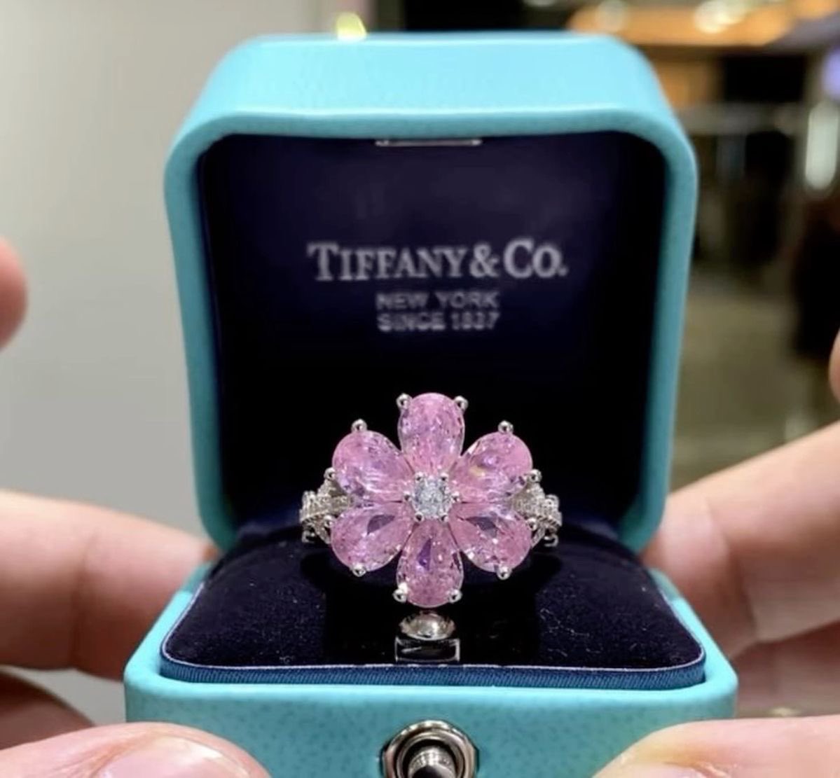 1leio's tweet photo. tiffany &amp; co ring https://t.co/ERpt1LUqGU