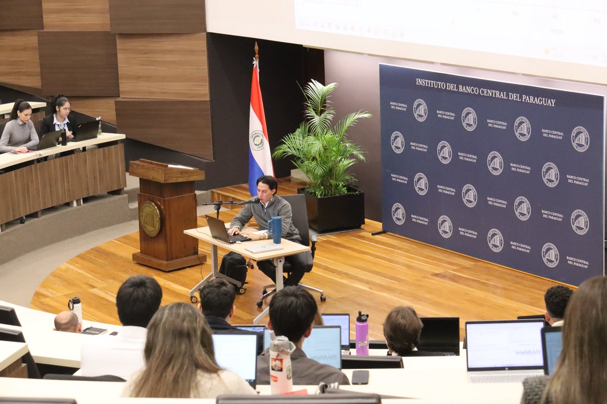 InstitutoBCP's tweet photo. Con una clase presencial a cargo de Marcos Cáceres, del Departamento de Modelos Macroeconómicos del BCP, culminó el curso “Introducción a la Econometría de Series Temporales”, organizado por el #InstitutoBCP. https://t.co/utpCmKmW3M