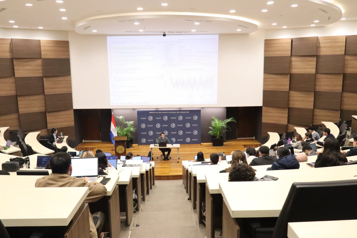 InstitutoBCP's tweet photo. Con una clase presencial a cargo de Marcos Cáceres, del Departamento de Modelos Macroeconómicos del BCP, culminó el curso “Introducción a la Econometría de Series Temporales”, organizado por el #InstitutoBCP. https://t.co/utpCmKmW3M